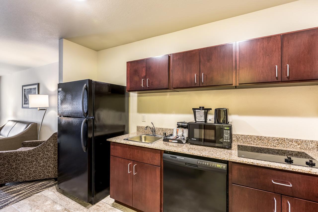 Cobblestone Hotel & Suites Hartford Екстериор снимка
