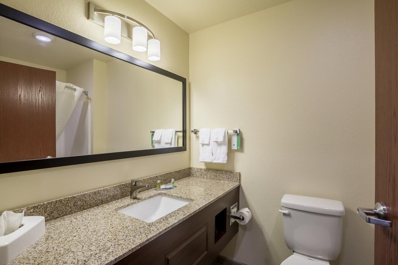 Cobblestone Hotel & Suites Hartford Екстериор снимка