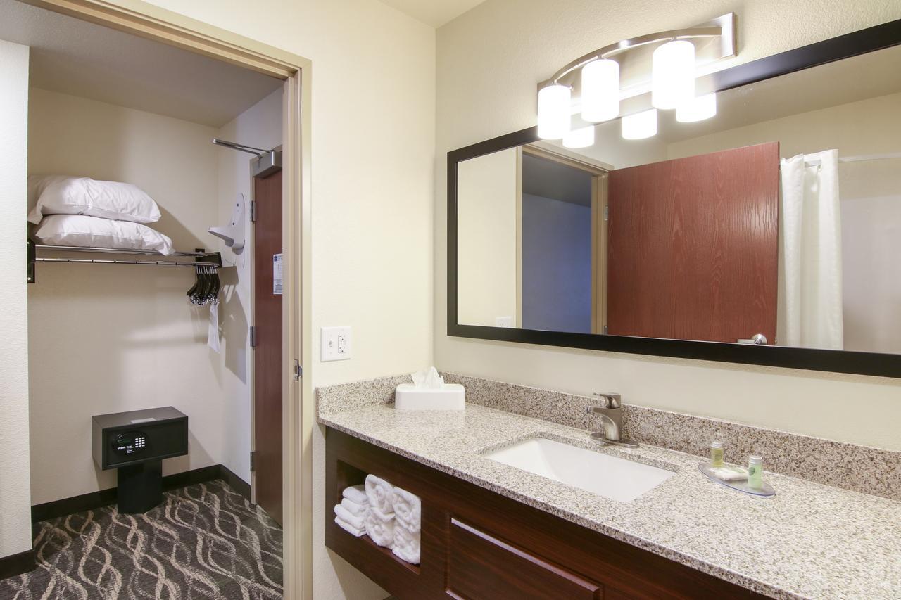 Cobblestone Hotel & Suites Hartford Екстериор снимка