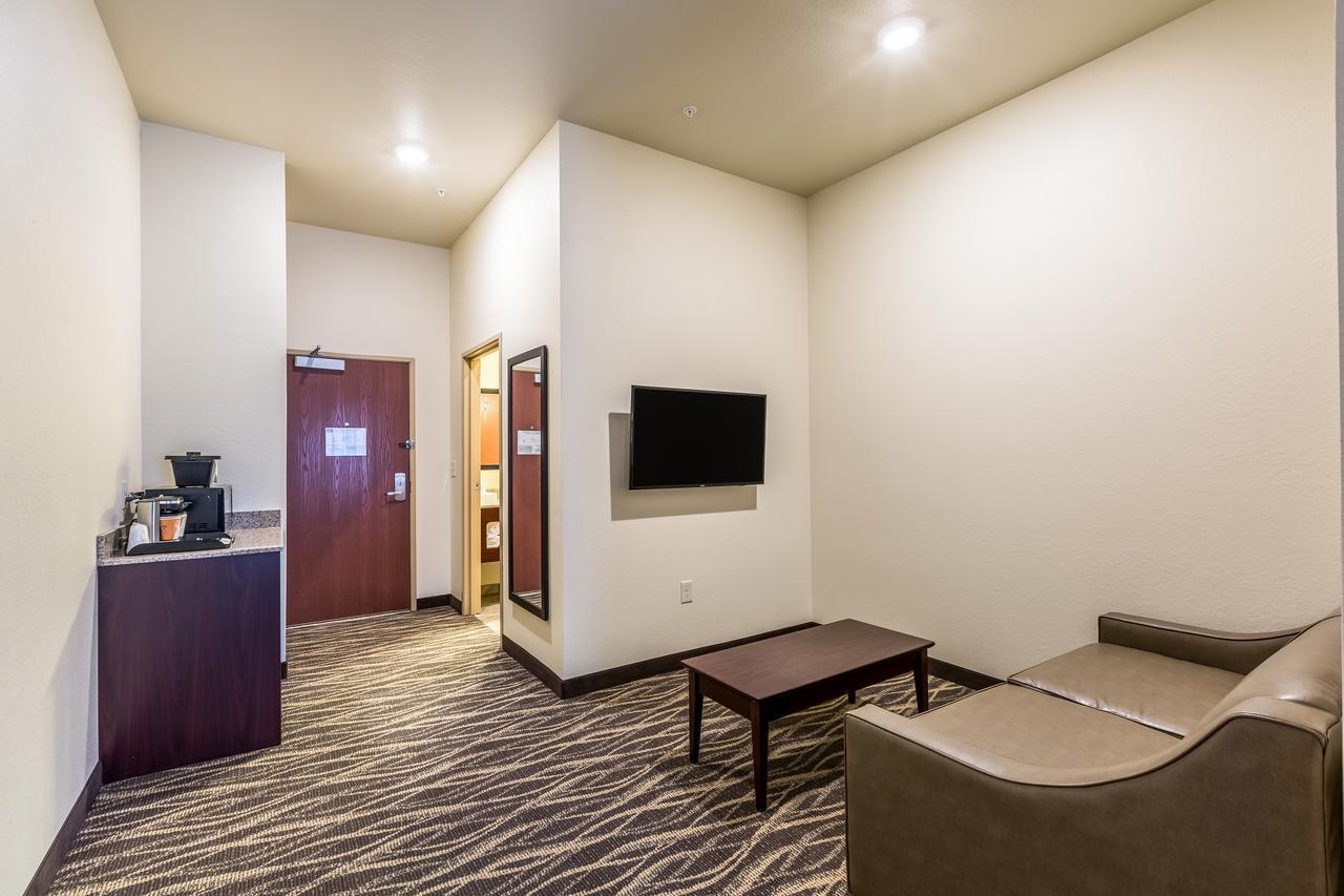 Cobblestone Hotel & Suites Hartford Екстериор снимка