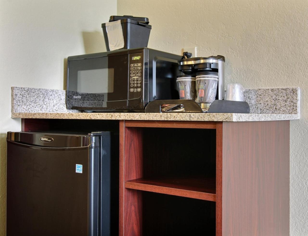 Cobblestone Hotel & Suites Hartford Екстериор снимка